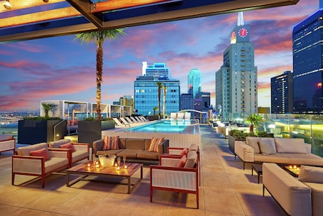 2 piscinas al aire libre, camas de piscina con cargo, sombrillas