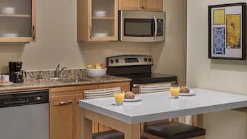 Suite Studio, 1 grand lit (Mobility/Hearing - Roll-In Shower) | Cuisine privée | Grand réfrigérateur, micro-ondes, four, lave-vaisselle