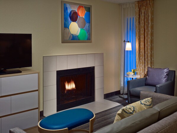 Studio Suite, 1 King Bed | Desk, laptop workspace, iron/ironing board, free cribs/infant beds