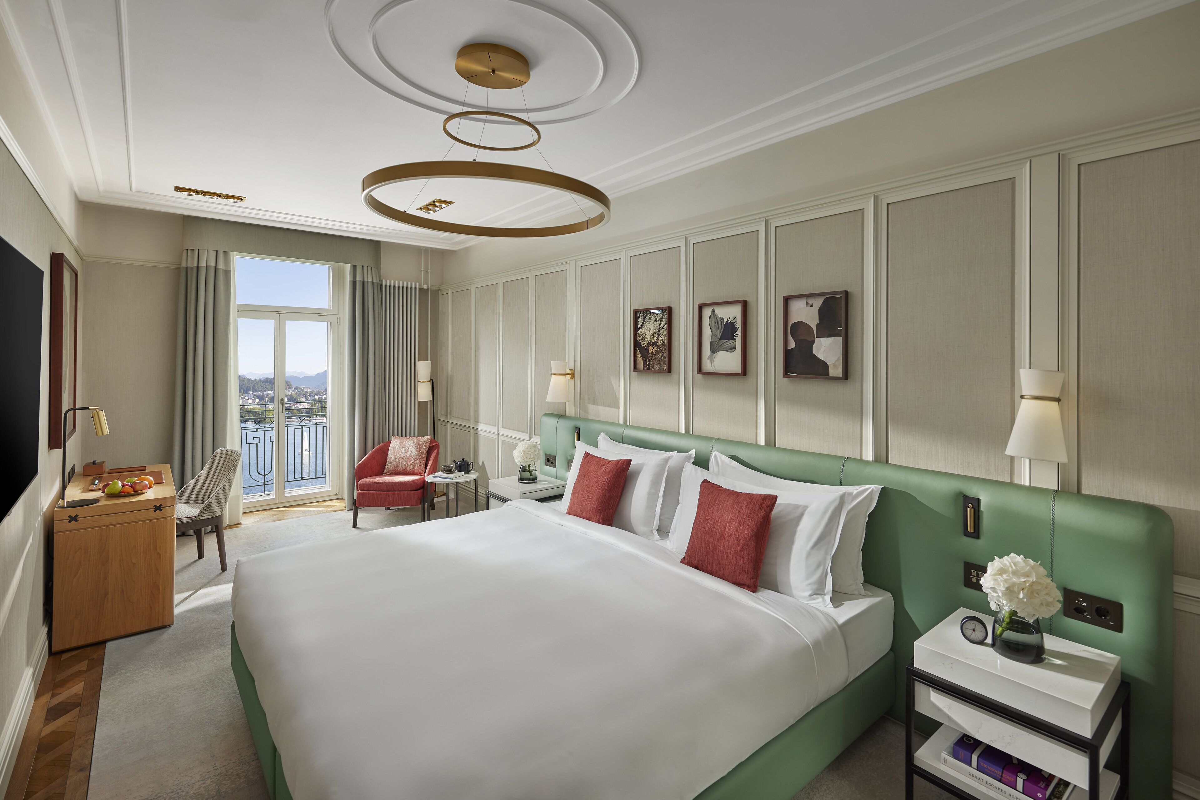 أغطية فراش متميزة وعناصر مجانية داخل الميني بار وخزنة داخل الغرفة