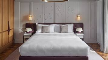 Una cama grande con cabecera, dos mesitas de noche con lámparas, una pared decorativa y un armario de madera.