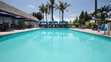 Outdoor pool, free cabanas, sun loungers