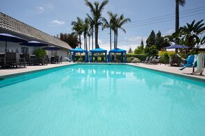 Outdoor pool, free pool cabanas, pool loungers