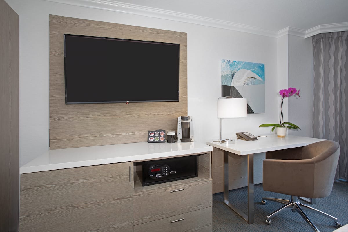 Premium bedding, in-room safe, desk, laptop workspace