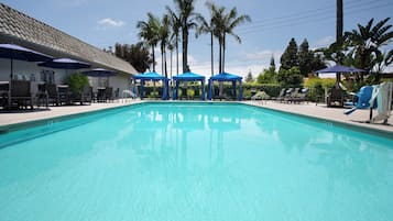 Kolam renang outdoor, dengan cabana gratis dan kursi berjemur