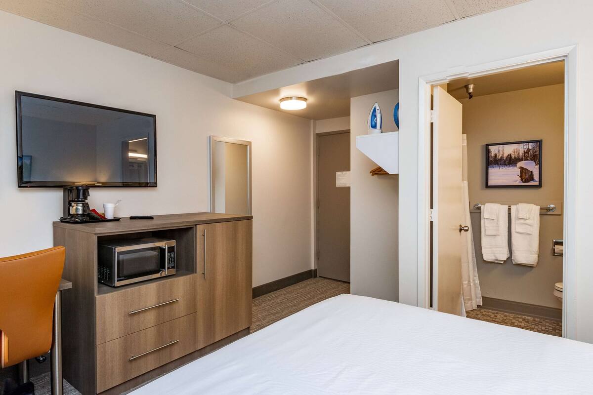 Room, 1 Queen Bed, Accessible, Non Smoking (Mobility) | Desk, iron/ironing board, WiFi (free), bed sheets