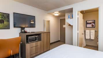 Chambre, 1 grand lit, accessible aux personnes à mobilité réduite, non-fumeurs (Mobility) | 1 chambre, bureau, fer et planche à repasser, Wi-Fi gratuit