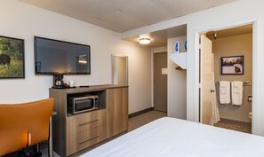 Chambre, 1 grand lit, accessible aux personnes à mobilité réduite, non-fumeur (Mobility) | 1 chambre, bureau, fer et planche à repasser, accès au Wi-Fi (inclus)