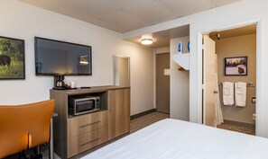 Chambre, 1 grand lit, accessible aux personnes à mobilité réduite, non-fumeurs (Mobility) | Bureau, fer et planche à repasser, Wi-Fi gratuit, draps fournis