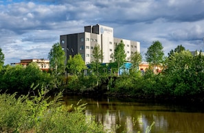 Un hôtel moderne doté d’un toit plat, de nombreuses fenêtres et d’une enseigne indiquant « Bridgewater Hotel ».