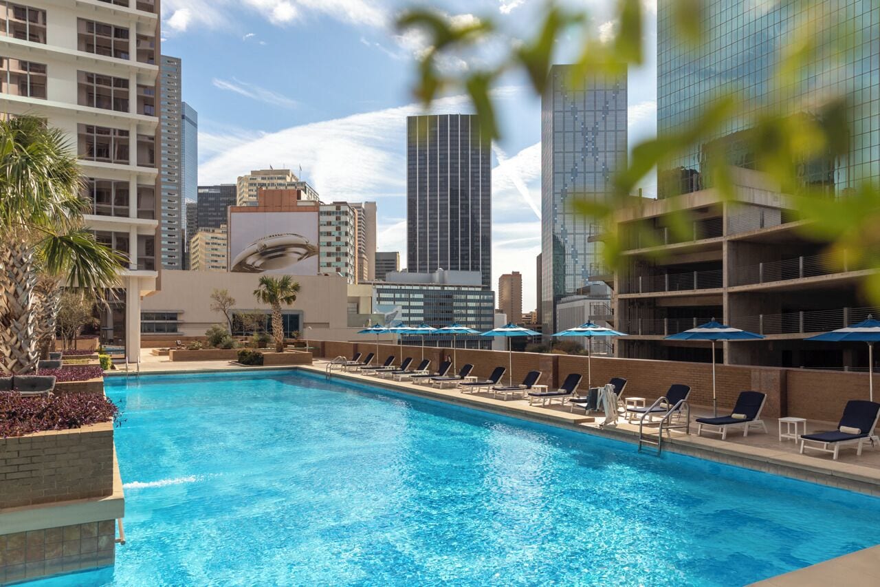 Alberca al aire libre y sombrillas en la alberca 