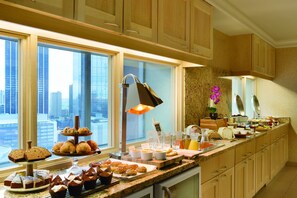 Executive Room, 1 King Bed, Non Smoking, Executive Level (Fairmont Gold King) | Breakfast area | Daily full breakfast for a fee
