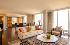 Fairmont Gold, Suite – president, 1 kingsize-seng med sovesofa | Minibar, safe på rommet, skrivebord og skrivebord for bærbar PC