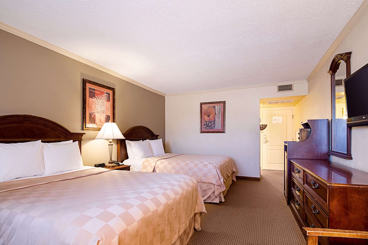 Laptop workspace, iron/ironing board, rollaway beds, free WiFi