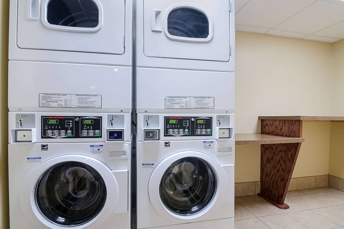 Room, 1 King Bed, Non Smoking, Poolside | Laundry