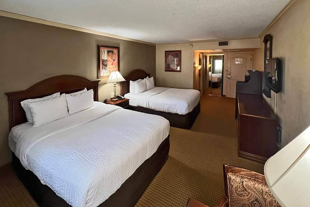 Chambre, 2 grands lits, non-fumeur, baignoire (Upgrade) | Espace de travail pour ordinateurs portables, fer et planche Ă repasser