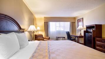 Espacio para trabajar con laptop y tabla de planchar con plancha