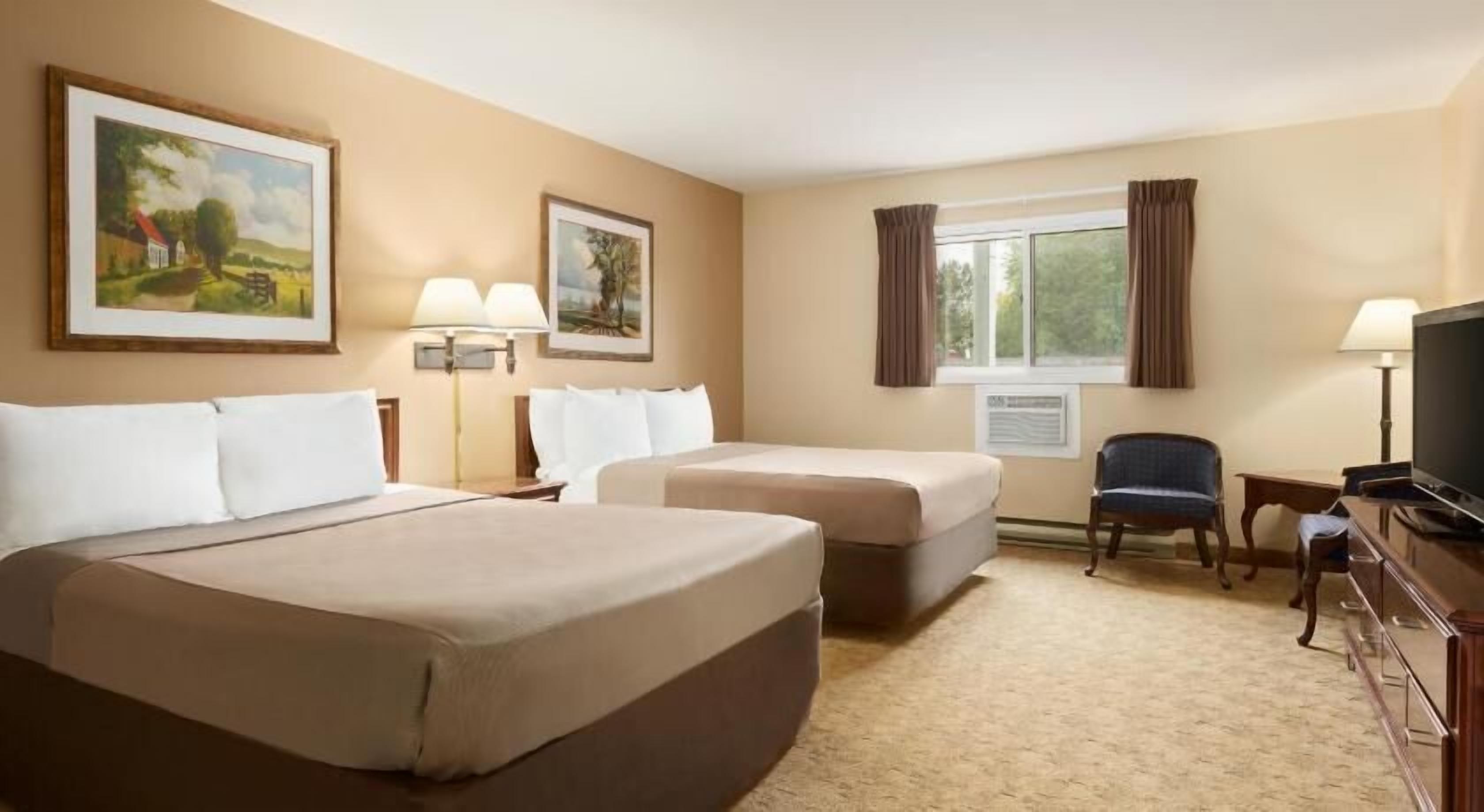 Desk, iron/ironing board, rollaway beds, free WiFi