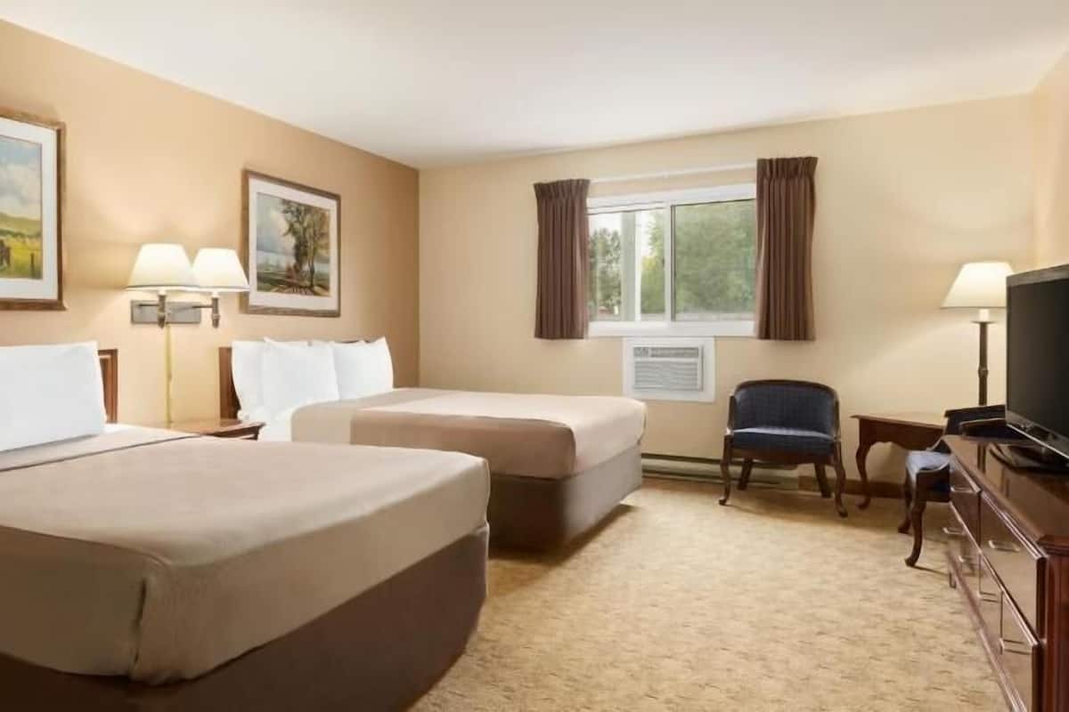 Desk, iron/ironing board, rollaway beds, free WiFi