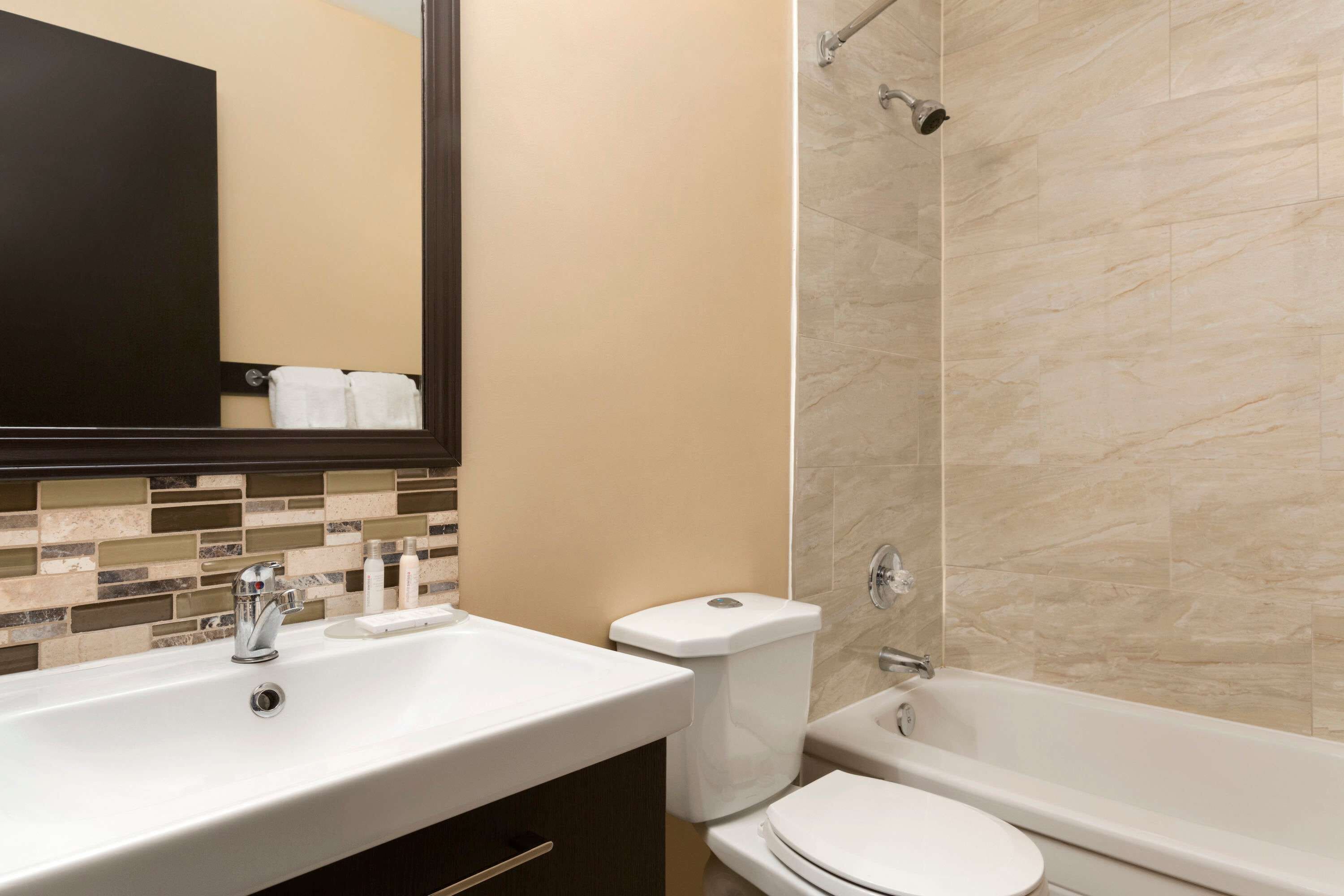 Combined shower/bathtub, free toiletries, hair dryer, towels
