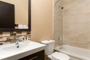 Combined shower/bathtub, free toiletries, hair dryer, towels