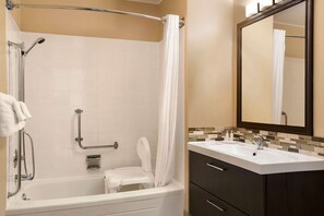 Ensemble douche/baignoire, articles de toilette gratuits, sèche-cheveux