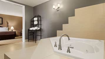 套房, 1 張特大雙人床, 非吸煙房 | 書桌、熨斗/熨衣板、折疊床/加床、免費無線上網