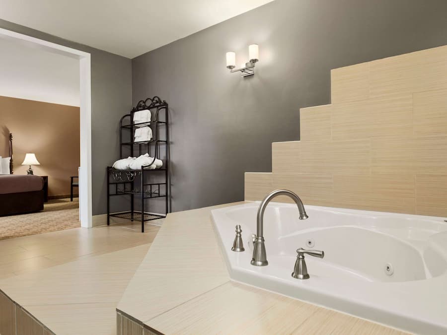 Suite, 1 très grand lit, non-fumeurs | Bureau, fer et planche à repasser, lits pliants/supplémentaires