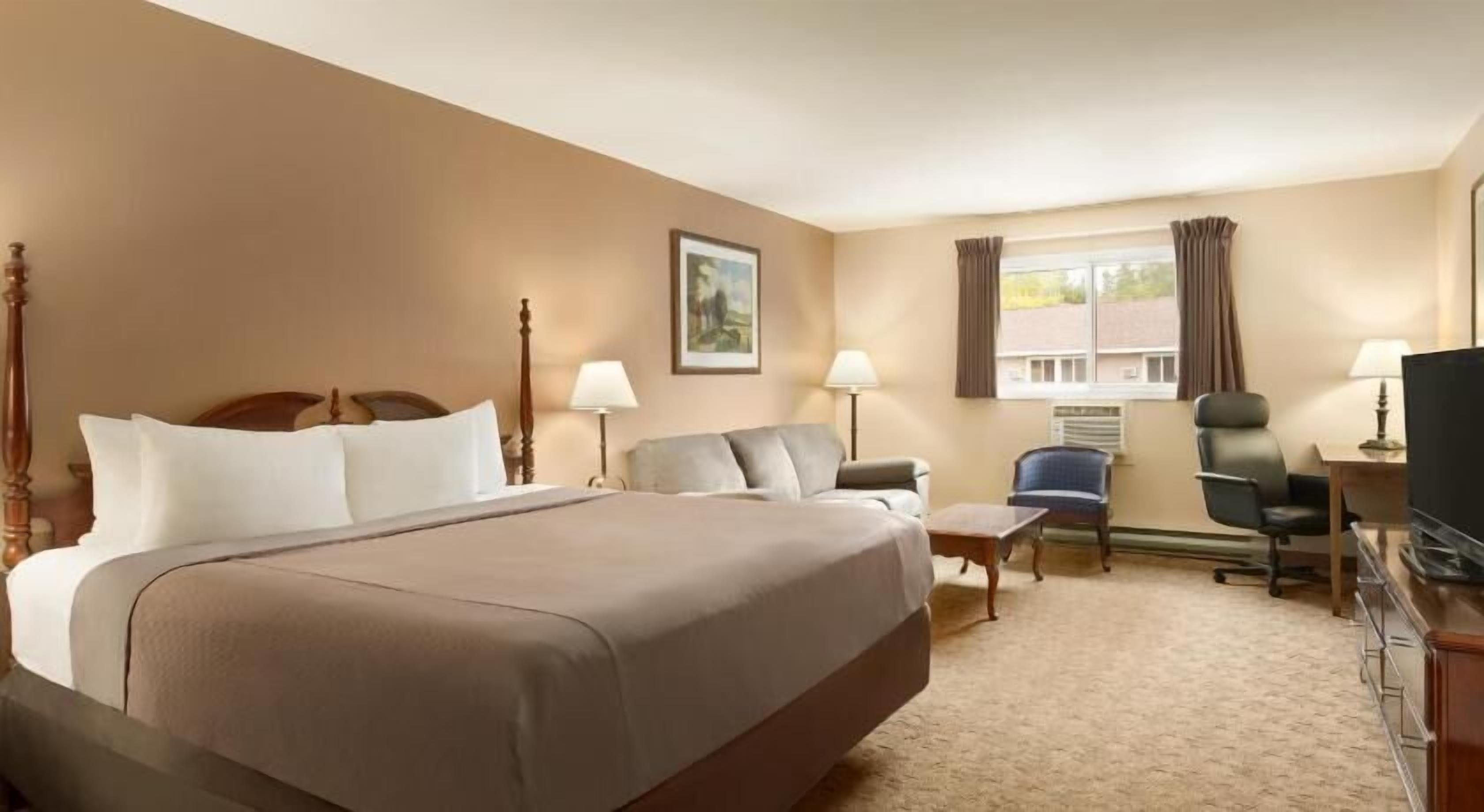 Desk, iron/ironing board, rollaway beds, free WiFi