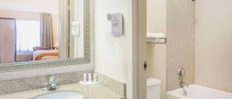 Een hotelbadkamer met een wastafel, toilet en bad.