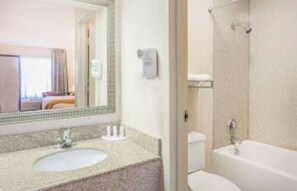 Combined shower/bathtub, hair dryer, towels