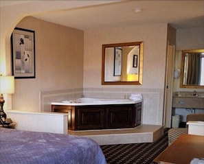 Deluxe Room, 1 King Bed, Non Smoking, Hot Tub | Blackout drapes, soundproofing, iron/ironing board, free WiFi