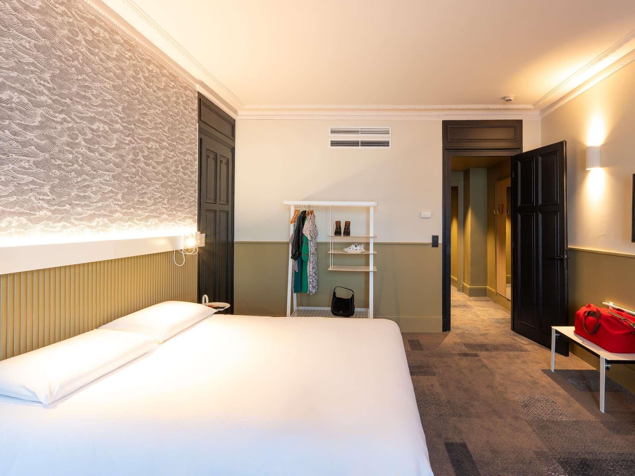 Premium Room, 1 Double Bed | Desk, soundproofing, iron/ironing board, free WiFi