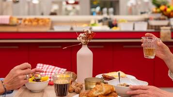 Tägliches nach Wunsch zubereitetes Frühstück (12.90 EUR pro Person)