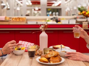 Petit déjeuner préparé sur commande (12.90 EUR par personne)