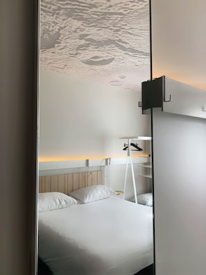 Habitación estándar, 1 cama doble | Escritorio, sistema de insonorización, tabla de planchar con plancha
