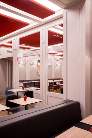 Daily cooked-to-order breakfast (EUR 12.90 per person)