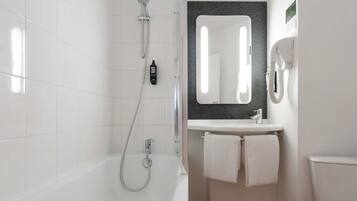 Ein modernes Badezimmer mit Badewanne, Waschbecken und Toilette.