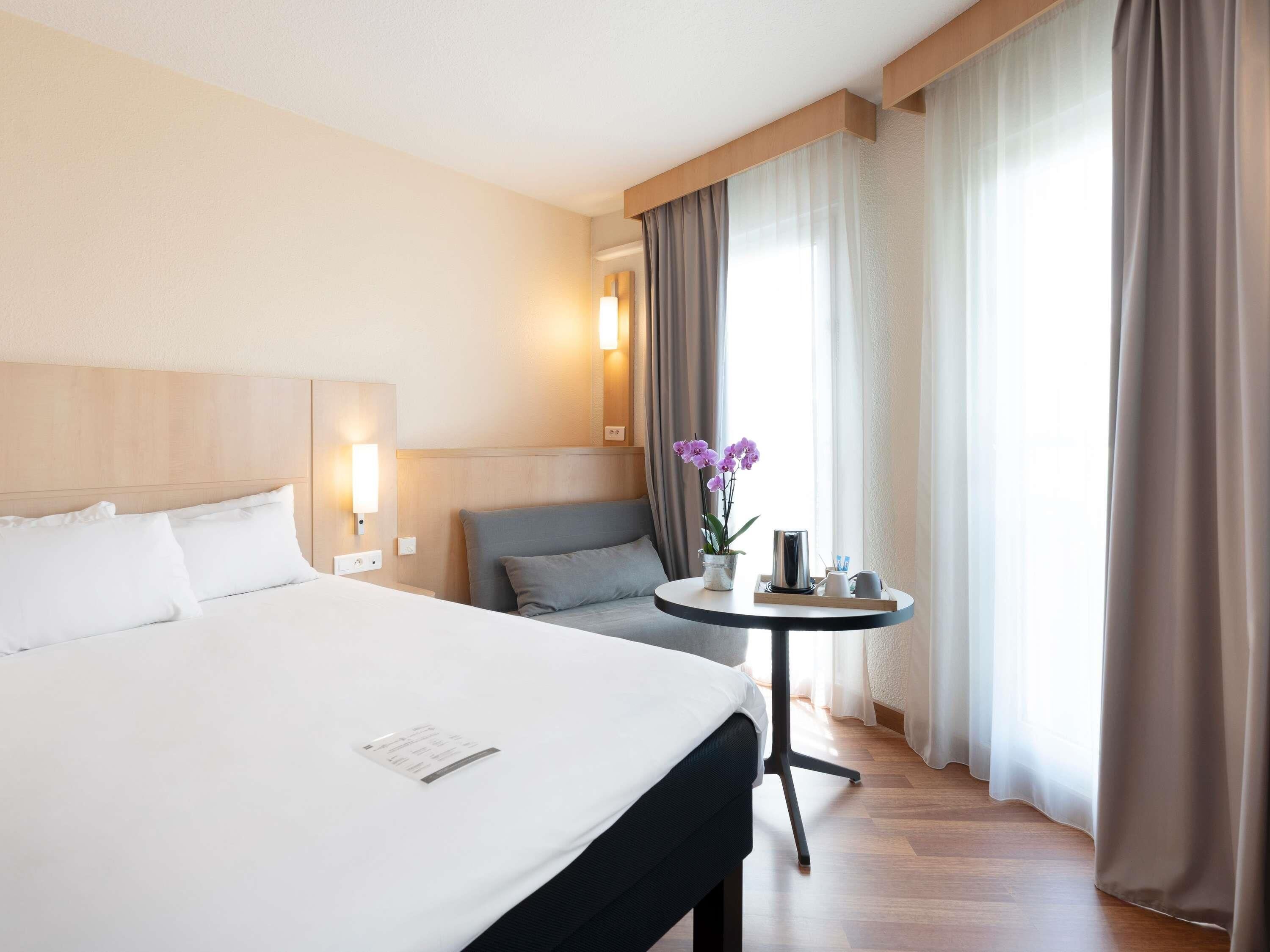 デスク、遮光カーテン、防音設備、アイロン / アイロン台