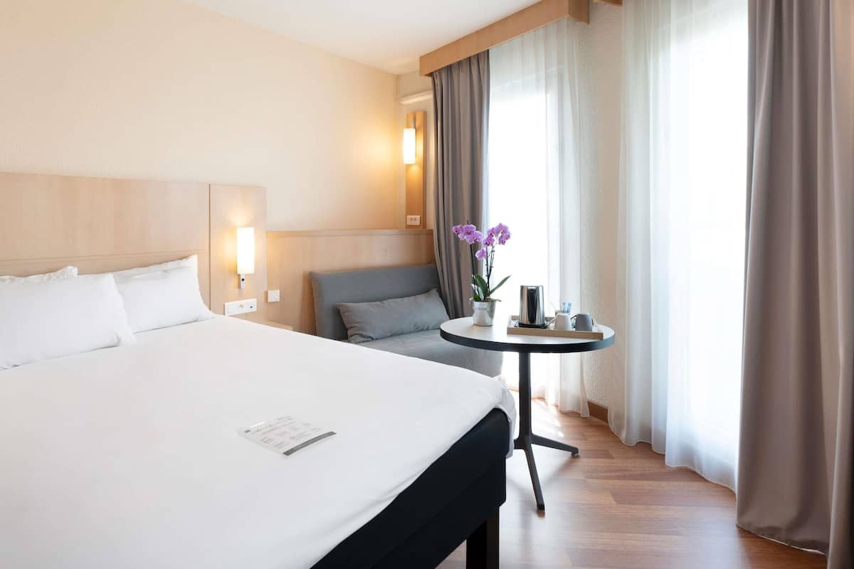 Escritorio, cortinas blackout y insonorización