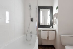 Superior Room, 1 Double Bed with Sofa bed | Bathroom | Bathtub, eco-friendly toiletries, hair dryer, towels - ibis Nancy Centre Gare et Congres (Nancy)