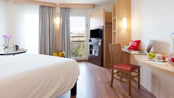 Habitación superior, 1 cama matrimonial y sofá cama | Escritorio, cortinas blackout y insonorización
