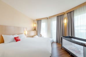 Kamar Superior, 1 Tempat Tidur Double dengan tempat tidur Sofa | Meja kerja, tirai kedap cahaya, kedap suara, dan setrika/meja setrika