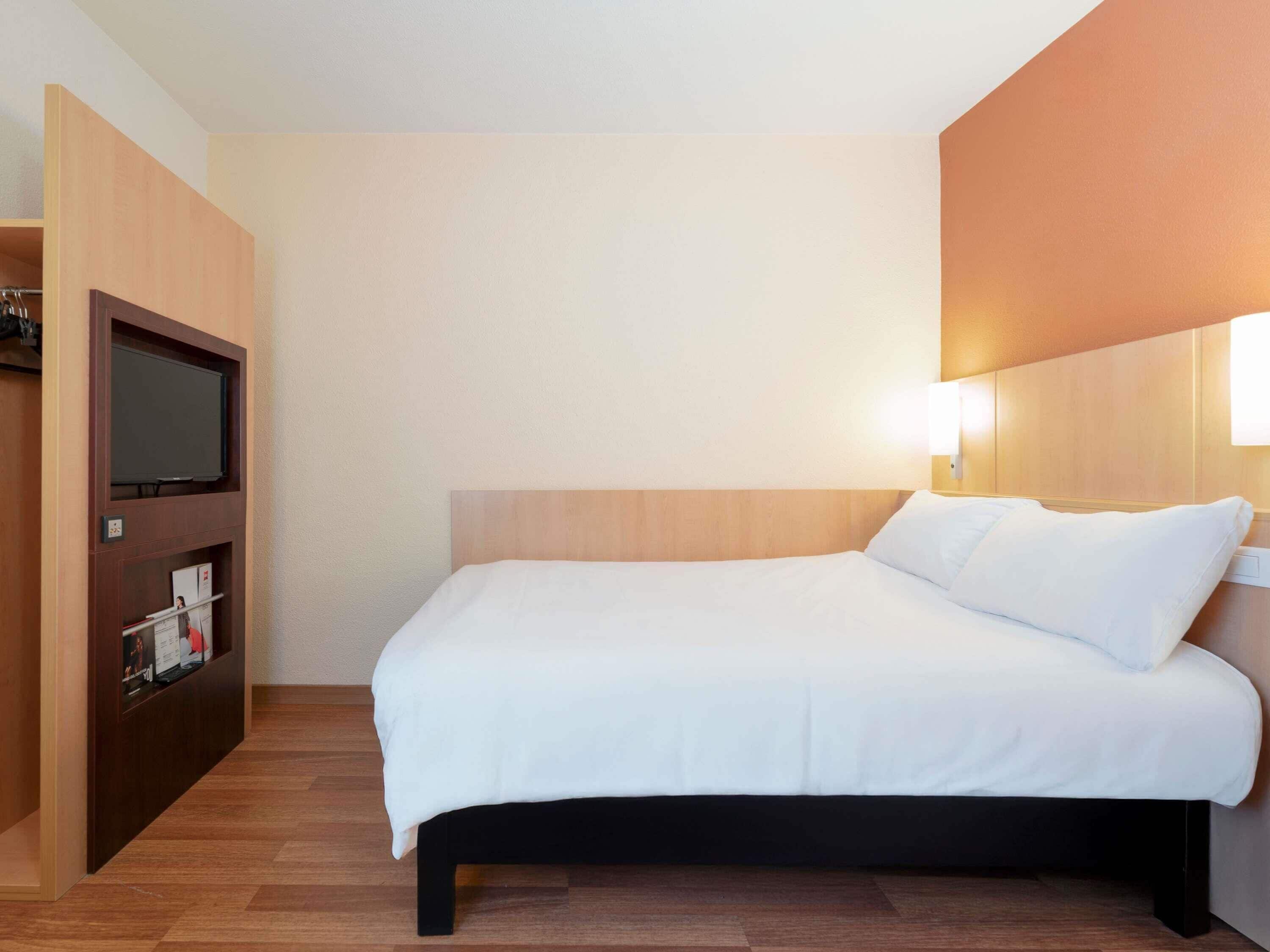 Schreibtisch, Verdunkelungsvorhänge, schallisolierte Zimmer