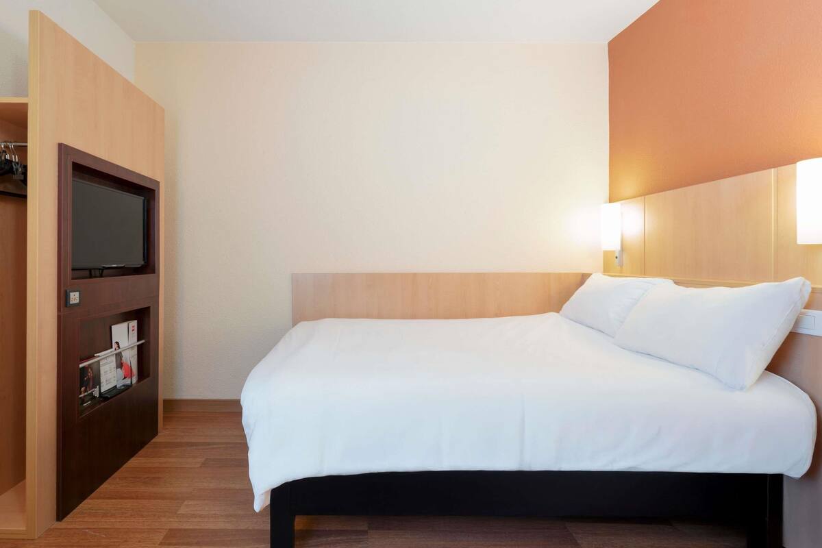 Pillowtop beds, desk, laptop workspace, blackout drapes