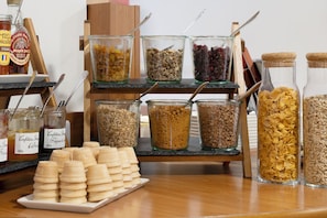 Sarapan prasmanan setiap hari (EUR 12.90 per orang)