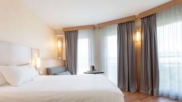 スーペリア ルーム ダブルベッド 1 台ソファーベッド付き | デスク、遮光カーテン、防音設備、アイロン / アイロン台