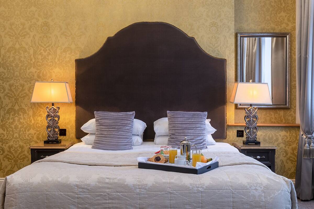 standard room (feature) | in-room safe, desk, iron/ironing board, free cots/infant beds