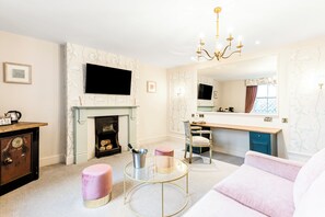 In-room safe, desk, iron/ironing board, free cots/infant beds - The Dukes Head Hotel (King's Lynn)
