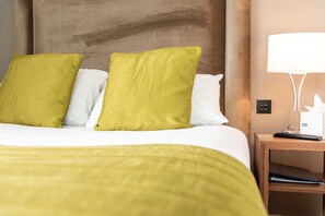 In-room safe, desk, iron/ironing board, free cots/infant beds - The Dukes Head Hotel (King's Lynn)
